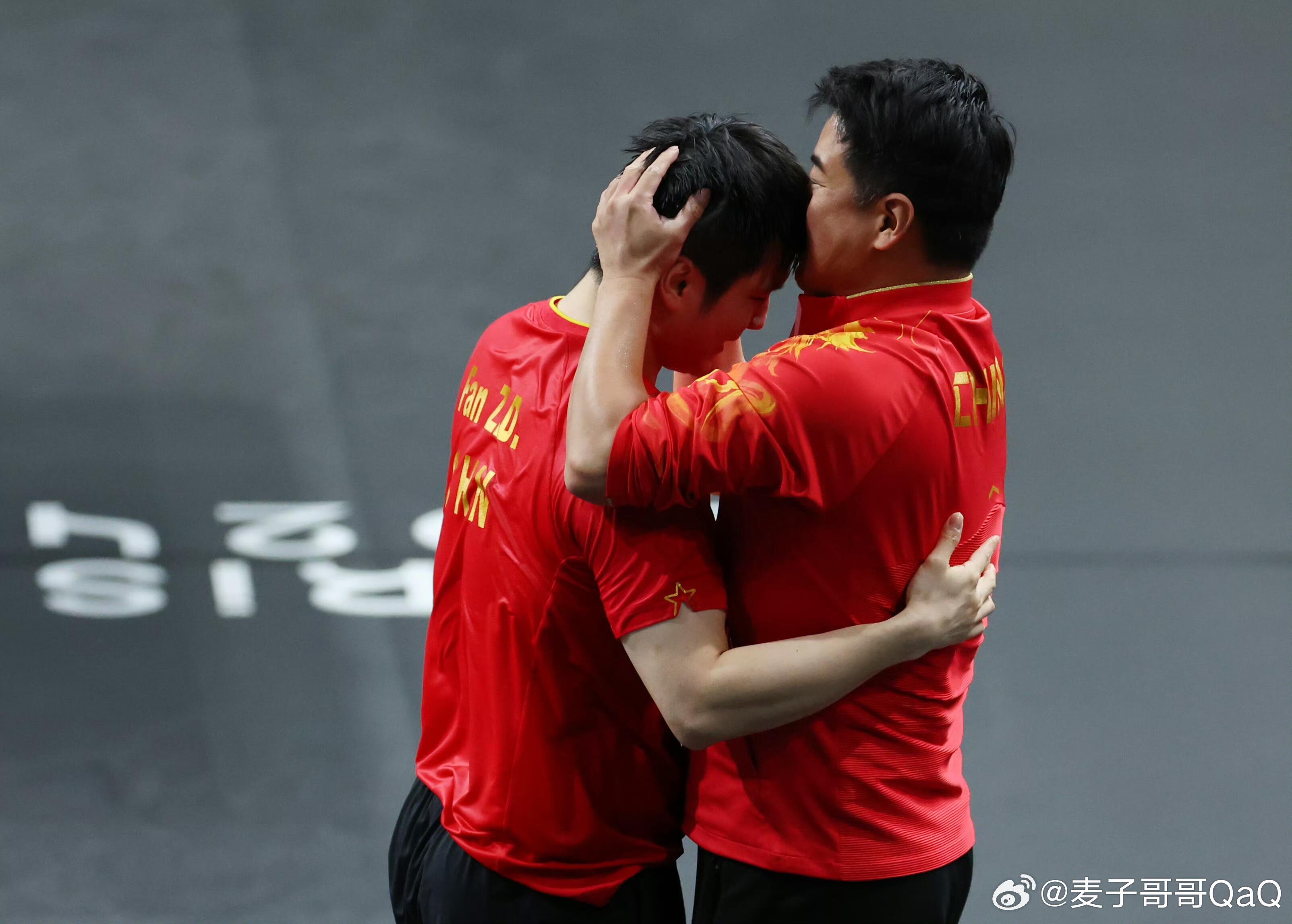 法国队鏖战中国队,樊振东状态火热 法国队鏖战中国队,樊振东状态火热