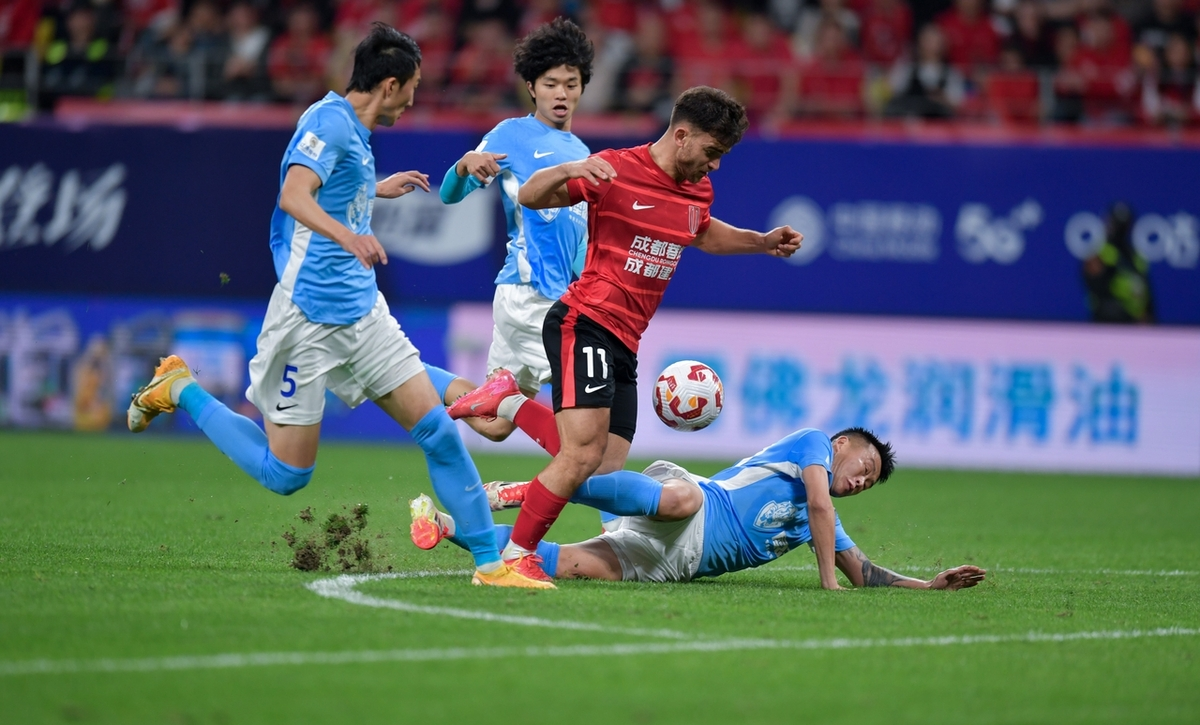 激情角逐至高点!足球比赛呈现争霸之势 激情角逐至高点!足球比赛呈现争霸之势